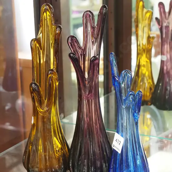3x coloured glass vases H-270