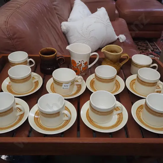 Crown Lynn cups, saucers, 2x jugs