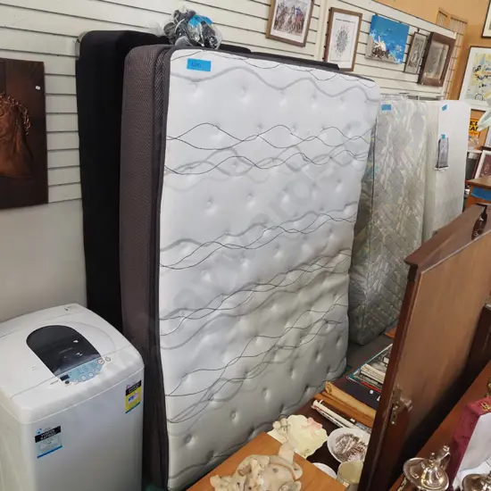 Sleepyhead Neo king bed base and mattress