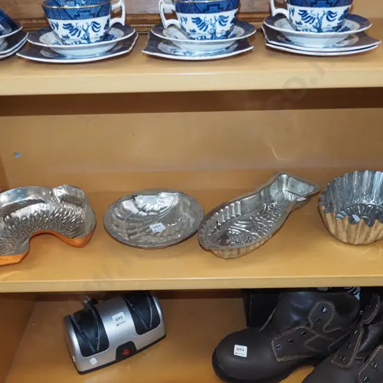 4x pressed tin moulds