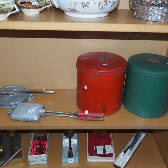 2x vintage tiger tea tins, campfire toastie pie makers