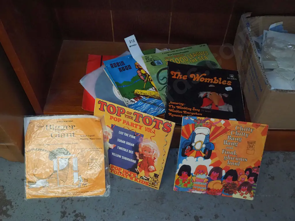 childrens 45s; Wombles, Robin Hood etc Image 1++