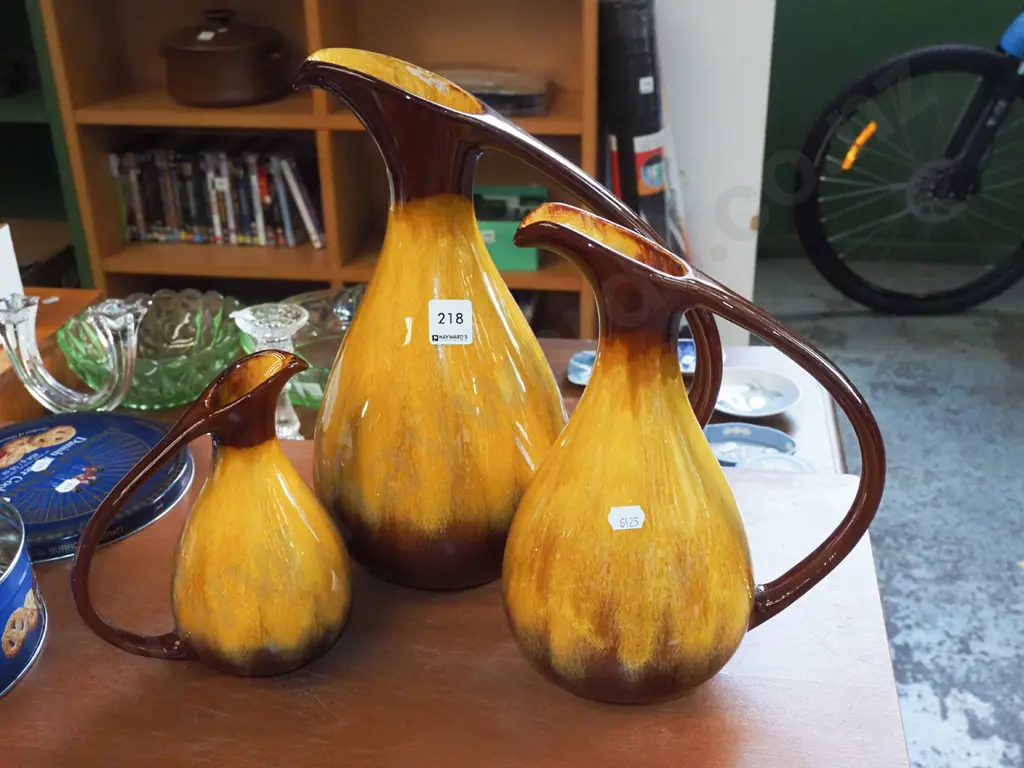 3x brown Blue Mountain ewer vases H330 Image 1++
