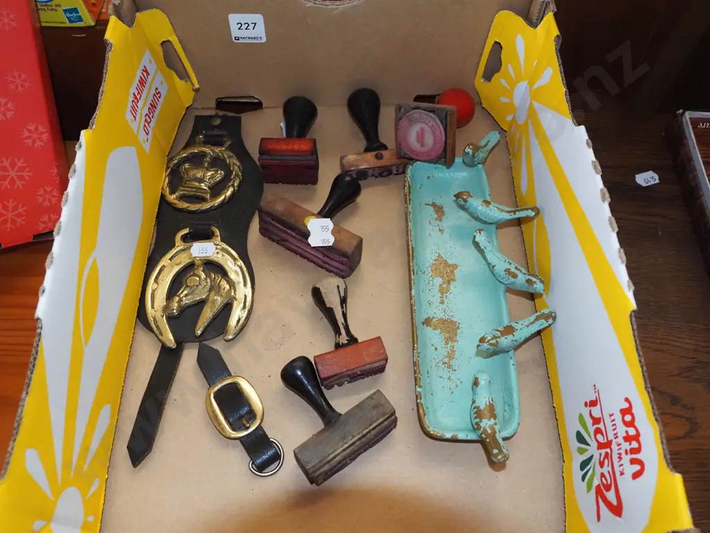 box; cast brass bird themed dish, stamps, horse brasses Image 1++