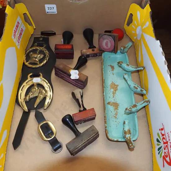 box; cast brass bird themed dish, stamps, horse brasses