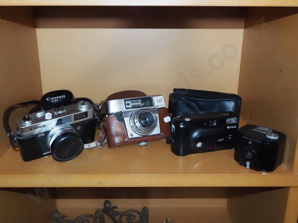 3x 35mm film cameras and a vintage box Brownie Image 1++