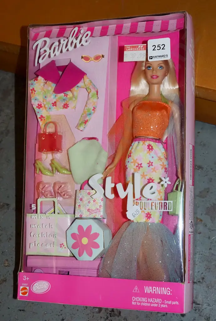 boxed as new Style Boulevard Barbie Image 1++