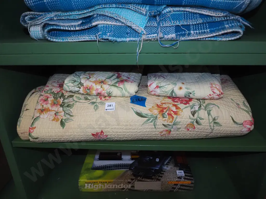 yellow floral quilt and pillow cases Image 1++