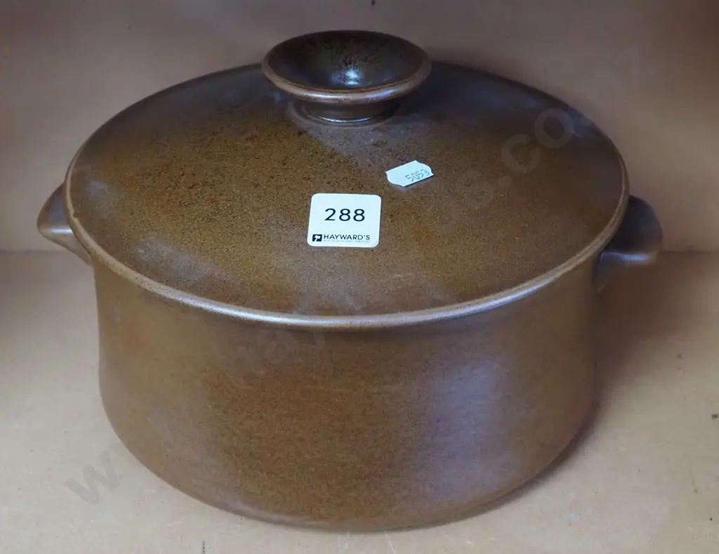 Temuka lidded casserole Image 1++