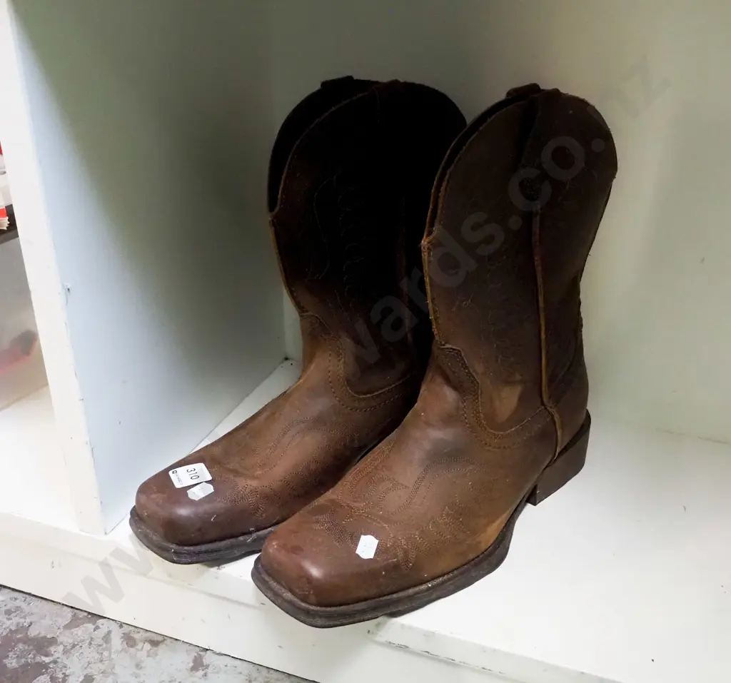 pair of UK size 10 cowboy boots Image 1++