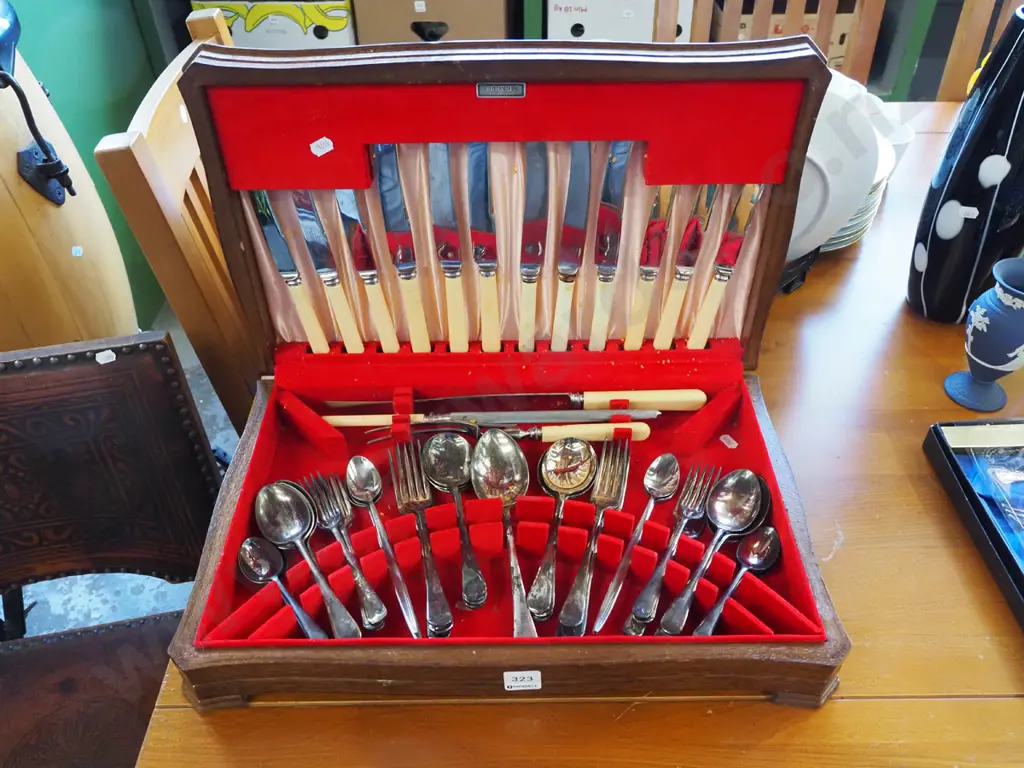 oak canteen of cutlery Image 1++