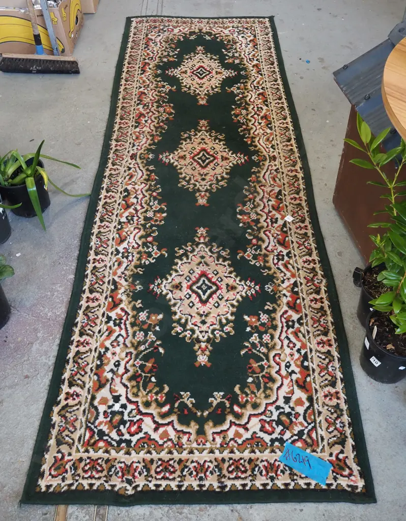 green and red acrylic floor runner L2510 W800 Image 1++