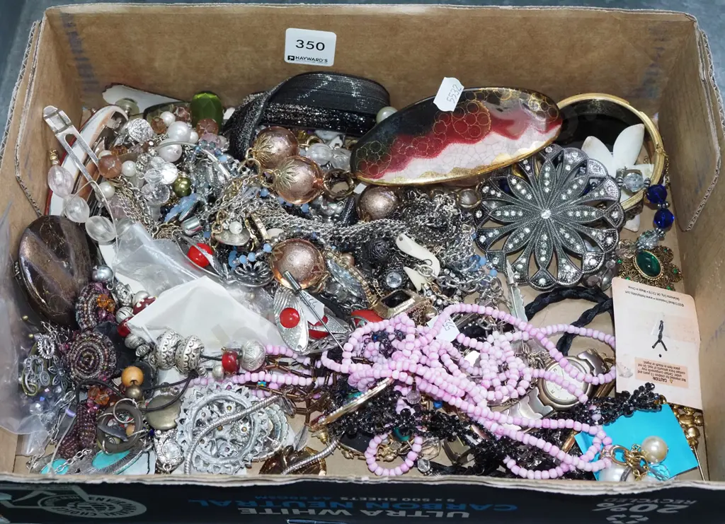 box of costume jewellery Image 1++