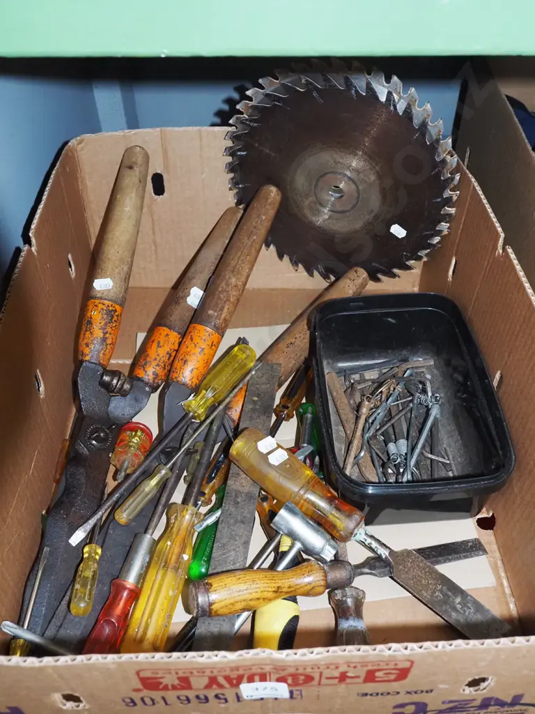 box of hand tools; saw blades, hedge trimmers etc Image 1++