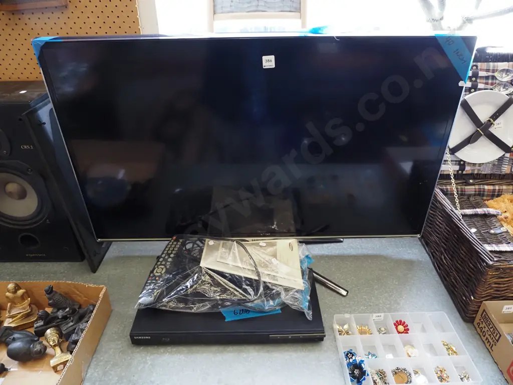 Samsung 40" TV with DVD blue ray player Image 1++