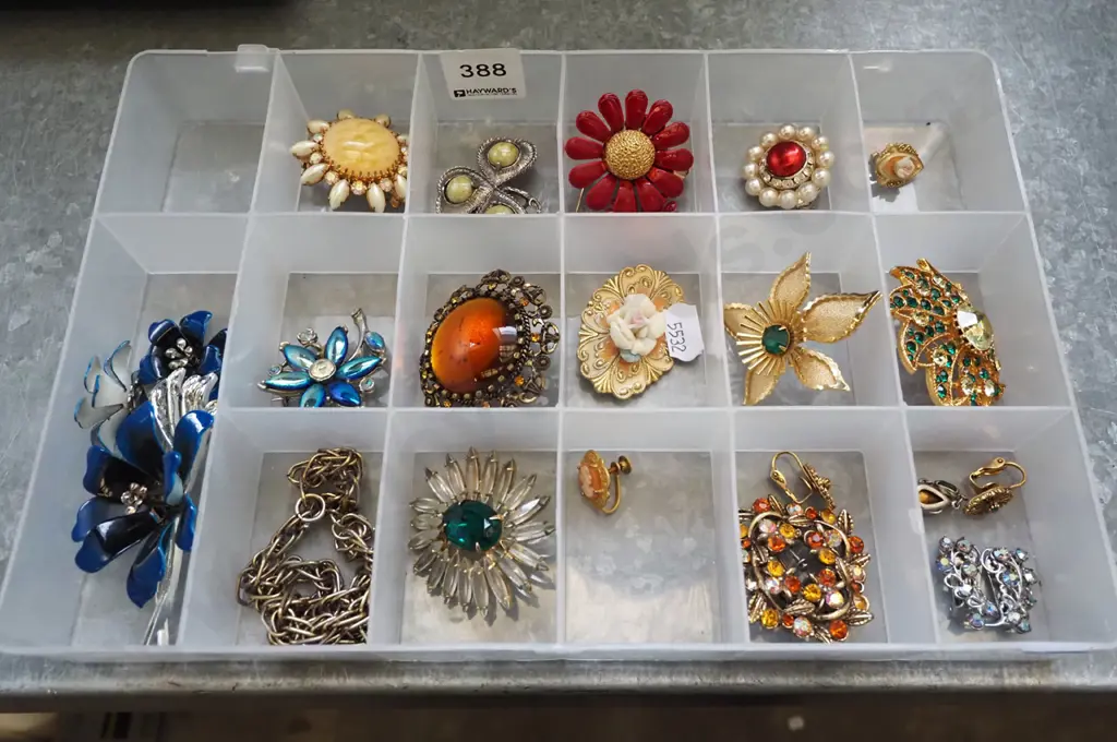tray of costume jewellery Image 1++