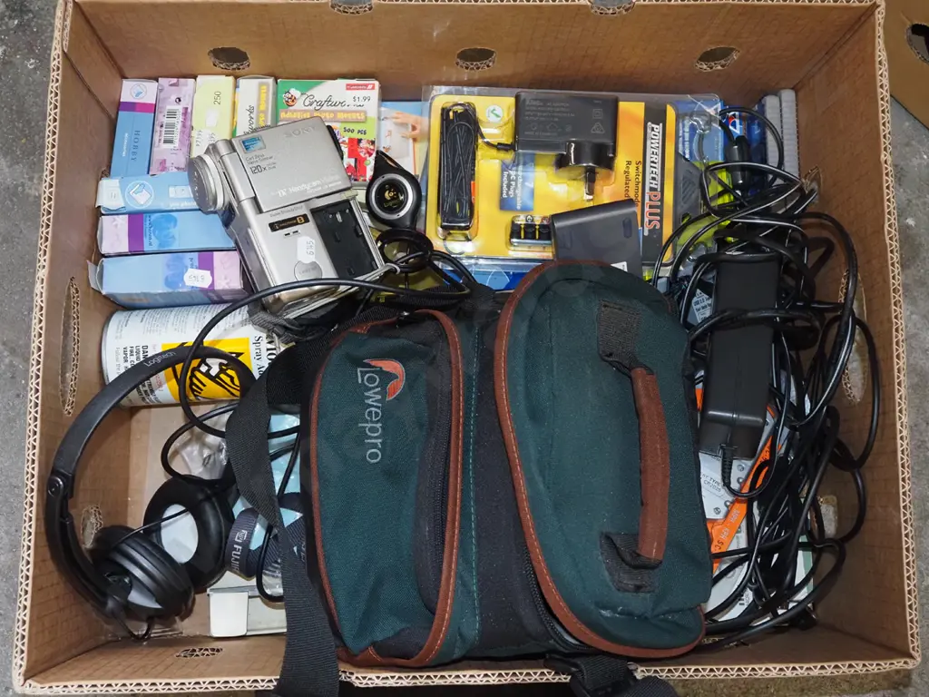 box; Sony handicam, photo mounts, cables etc Image 1++