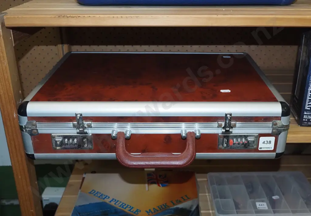 lockable suitcase Image 1++