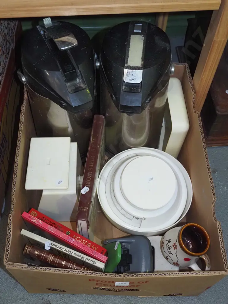 box; 2x thermoses, kitchen scales etc Image 1++