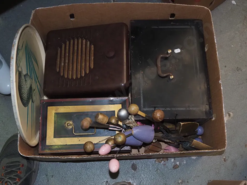 box; shoe forms, kiwi tray, cash boxes etc Image 1++