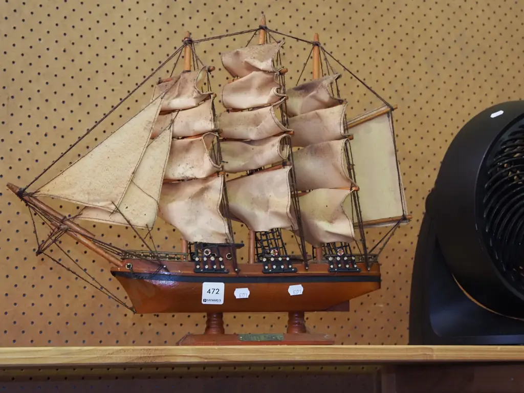 very dirty model ship - Cutty Sark H400 Image 1++