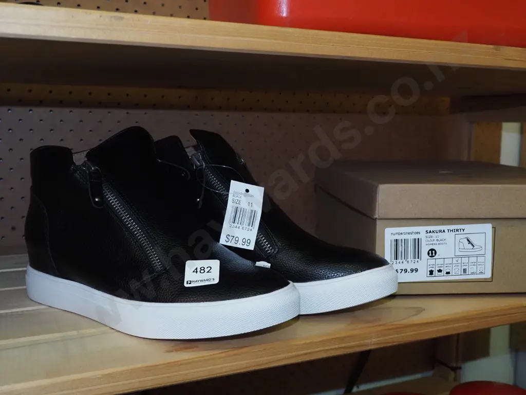 Saqura black size 11 zip up sneakers and box Image 1++