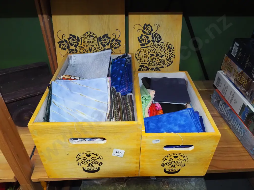 2x wooden boxes, fabric pieces Image 1++