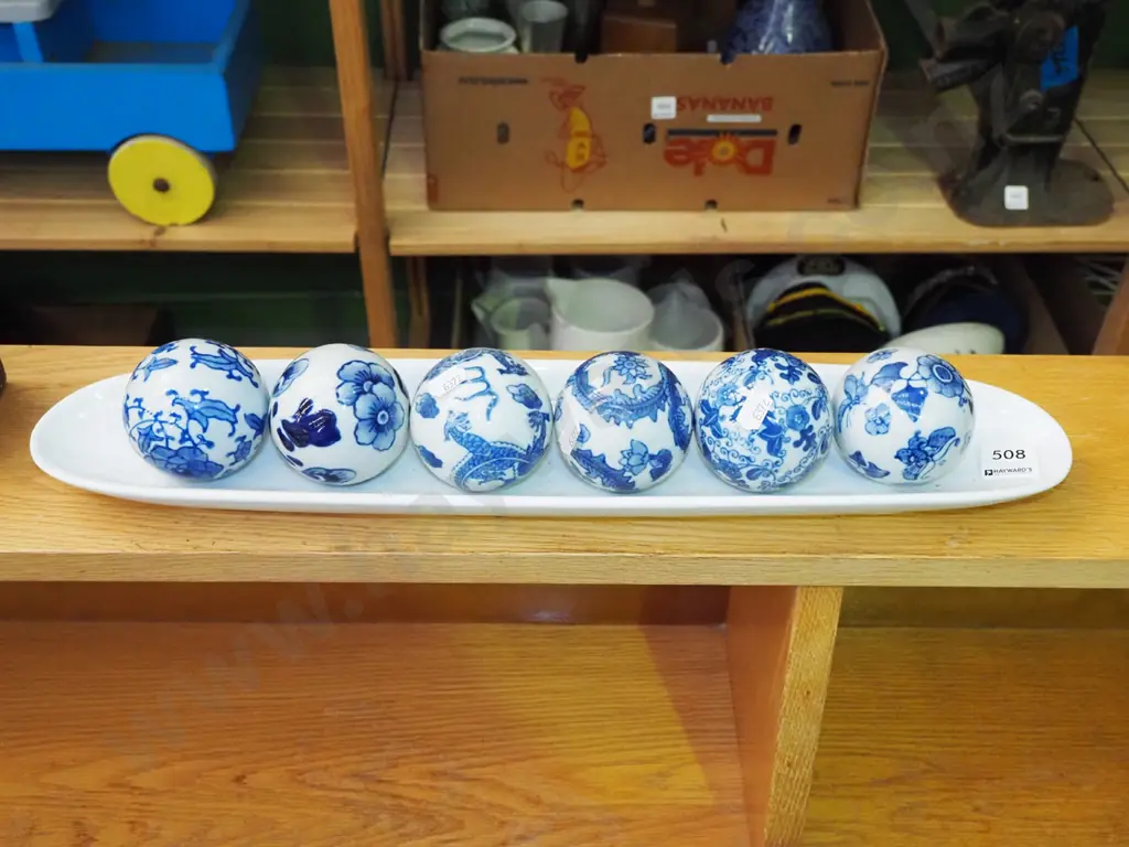 white elongated ceramic dish, 6x ornamental balls Image 1++