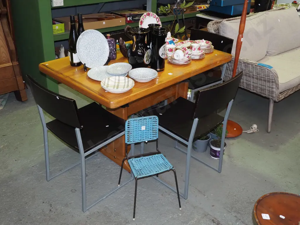 solid rimu rise and fall desk/table with 4 alloy and faux wood chairs H710 W1190 D790 Image 1++