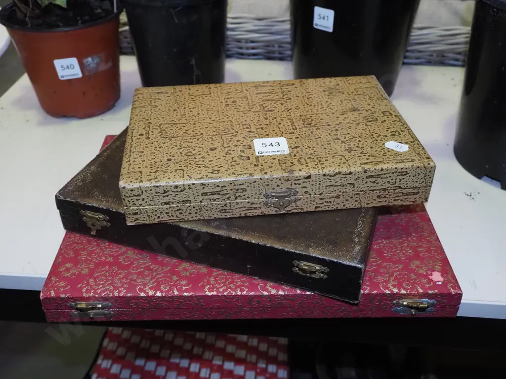 2x sets of cased cutlery, part manicure set Image 1++