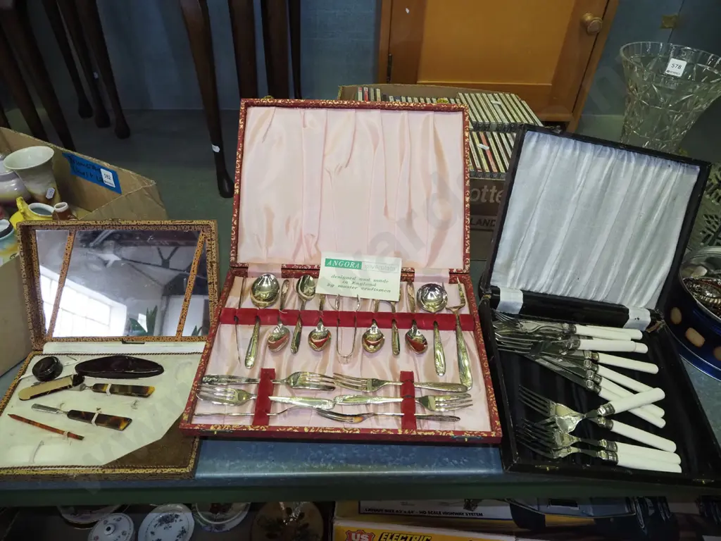 2x sets of cased cutlery, part manicure set Image 1++