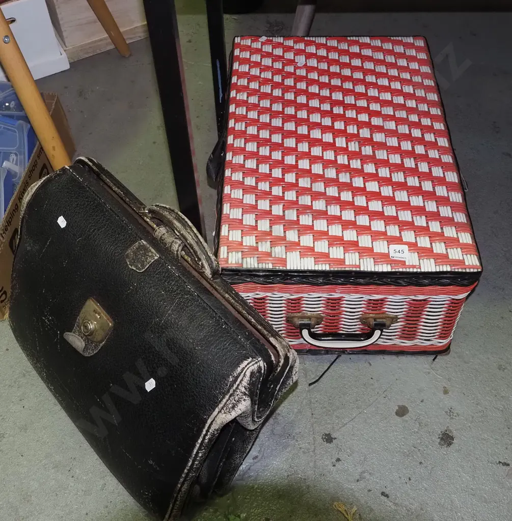 retro woven plastic hamper, holdall Image 1++