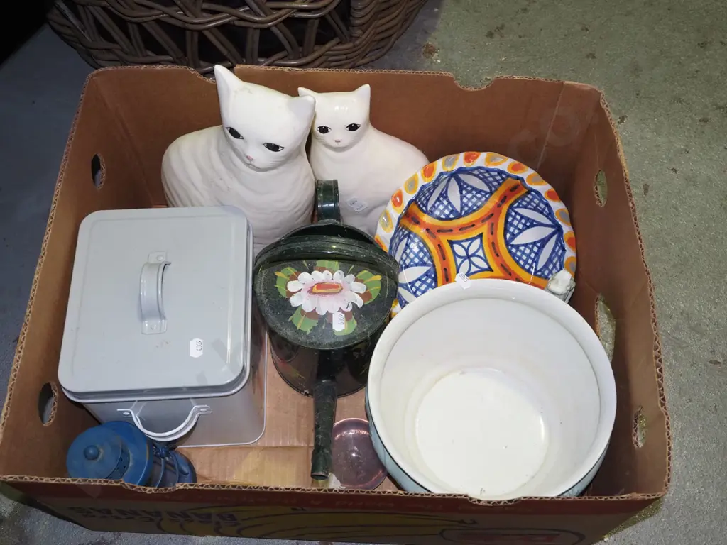 box; chamber pot, cat figurine, watering can Image 1++