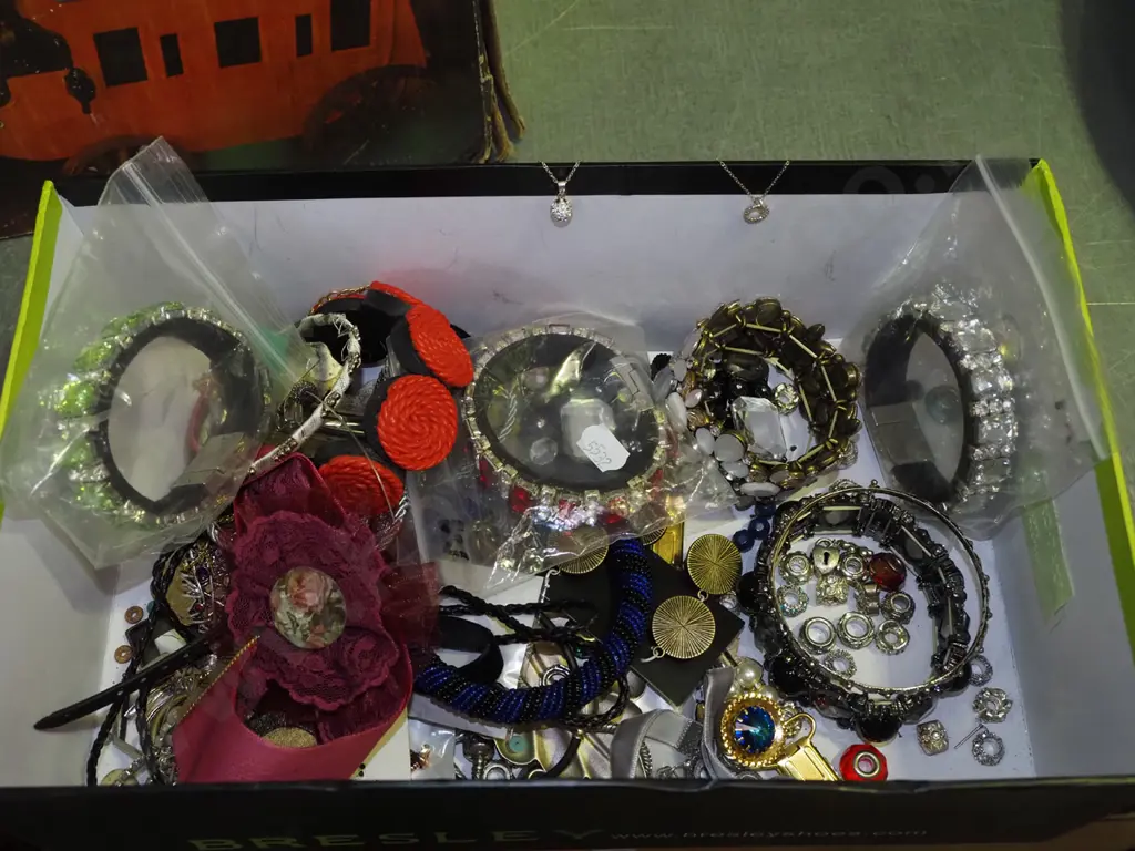 box of costume jewellery Image 1++