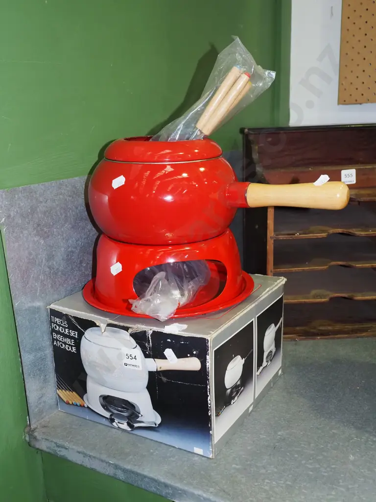 boxed as new enamel fondue pot Image 1++