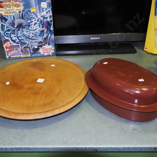 brown enamel casserole, lazy susan Diam420