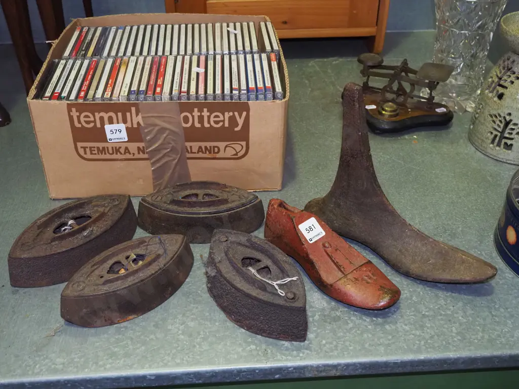 part sad irons, shoe lasts Image 1++