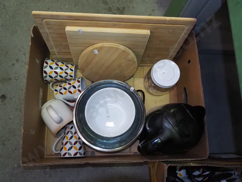 box; chopping boards, cups etc Image 1++
