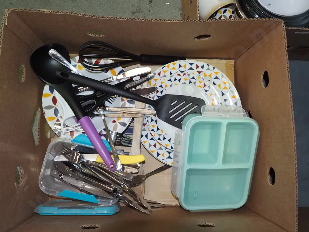 box; kitchen cutlery, plates etc Image 1++