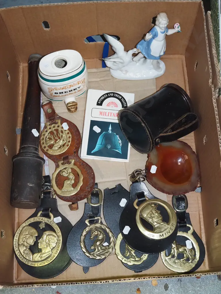 box; horse brasses, beer tankards etc Image 1++