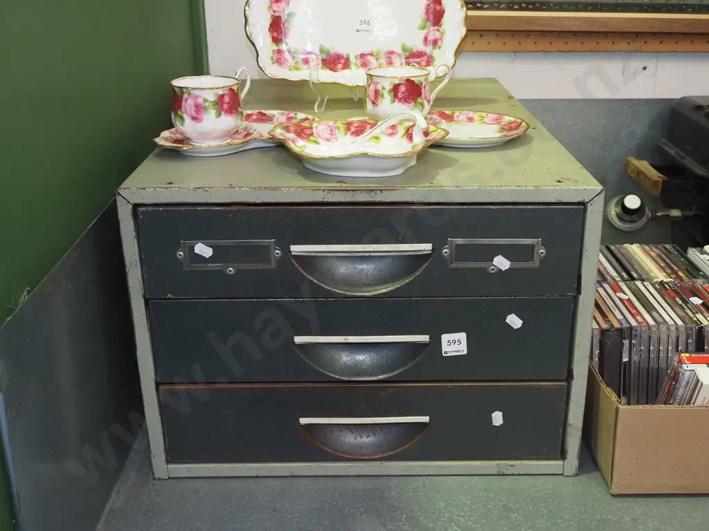 3 drawer metal filing cabinet H330 W460 D640 Image 1++