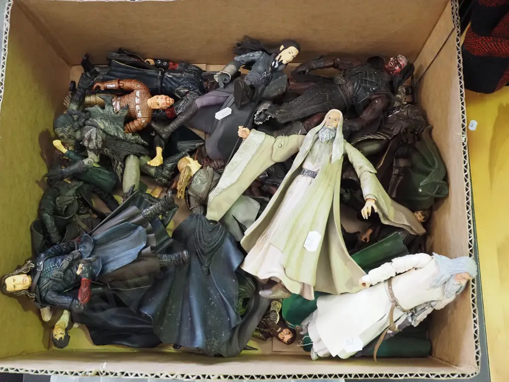 box of Lord of Rings figurines Image 1++