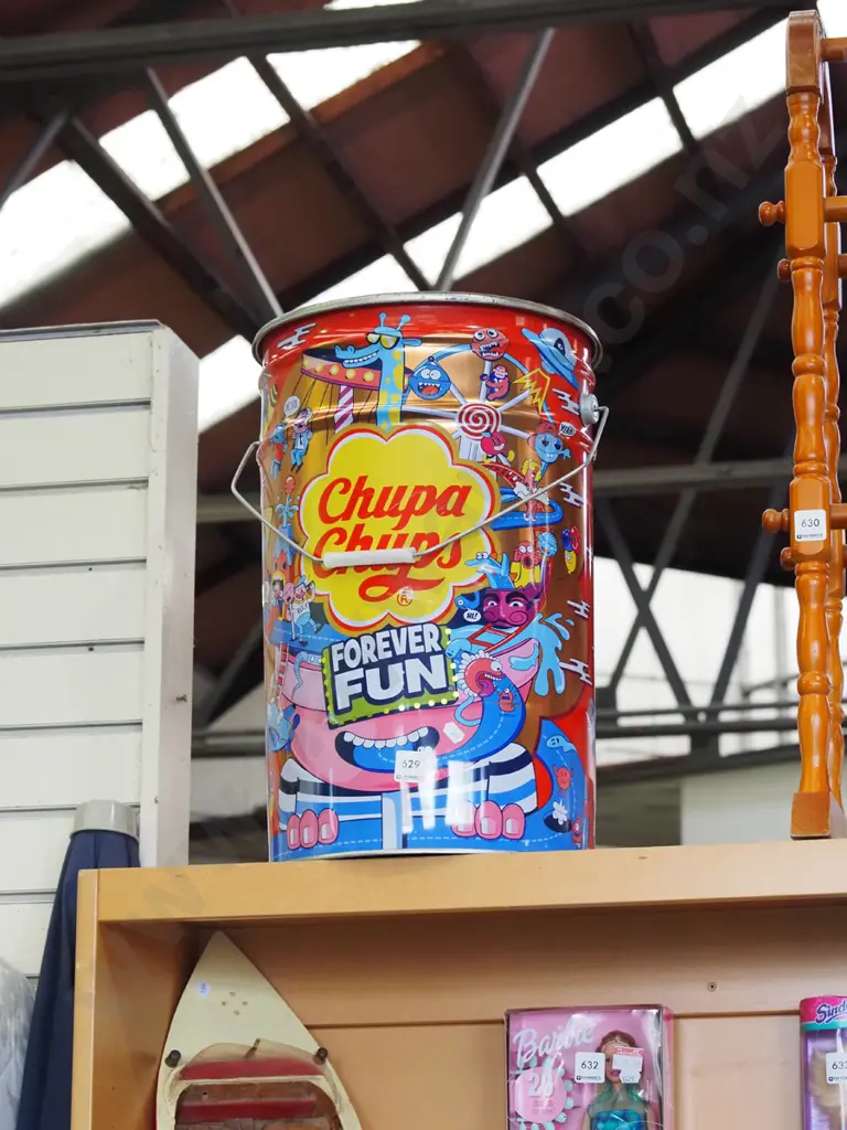 very large metal Chuppa Chup pail H470 Image 1++