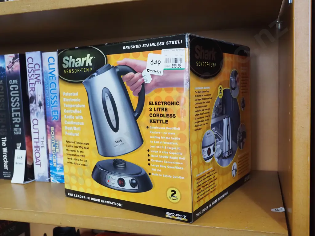 Shark brushed aluminium kettle Image 1++