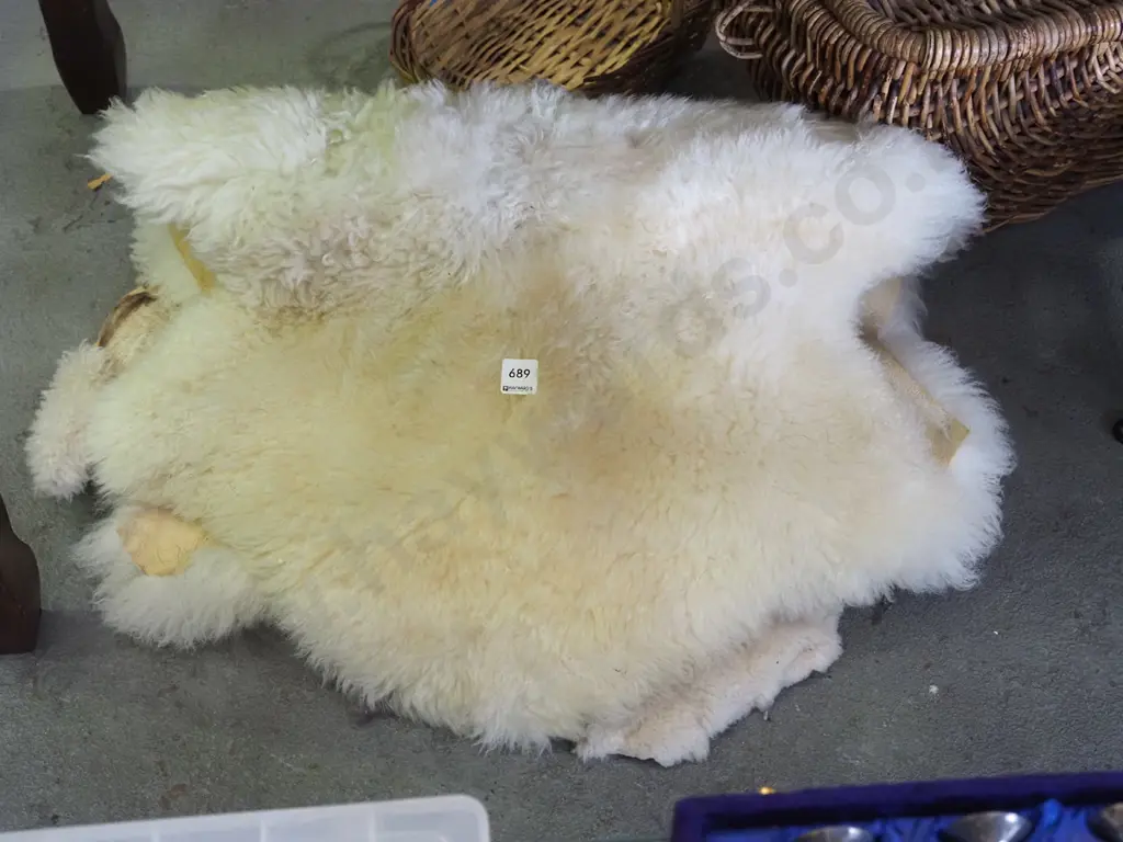 2x woollen sheepskins Image 1++