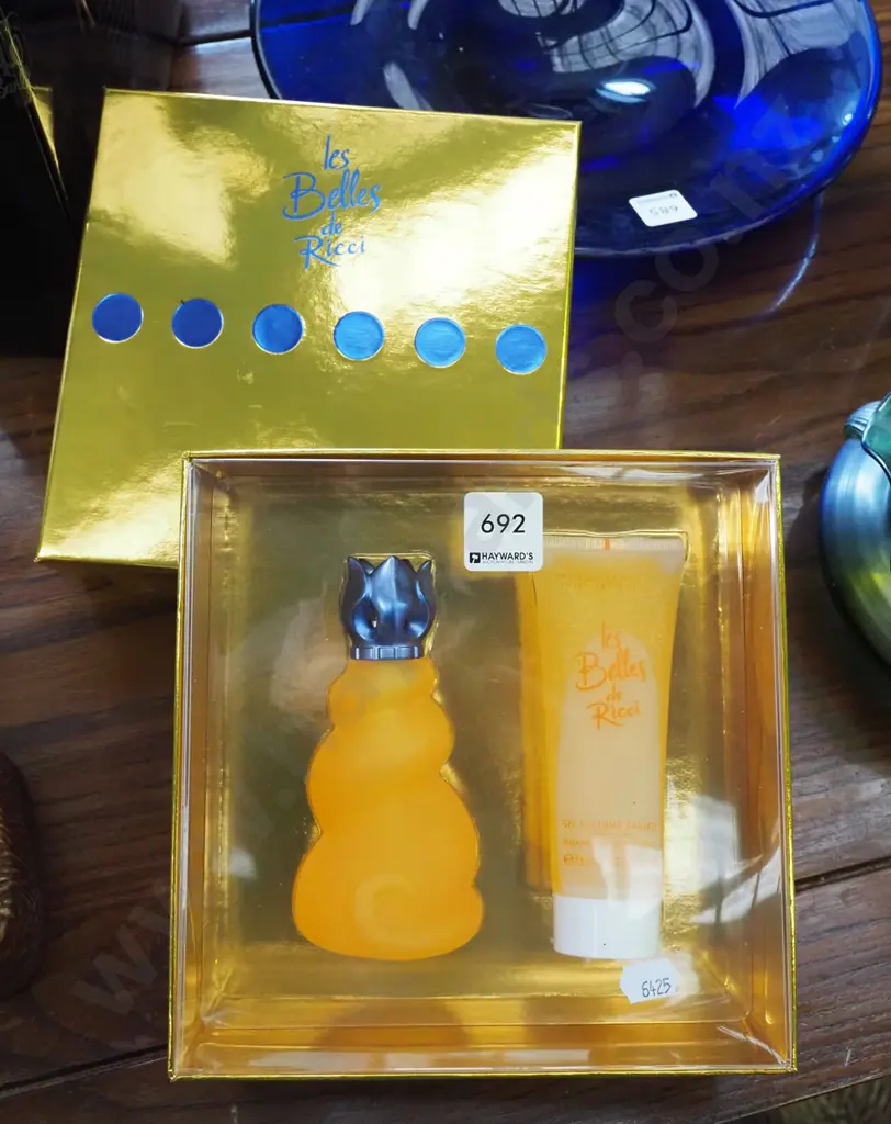 box; Nina Ricci perfume, toiletry set Image 1++