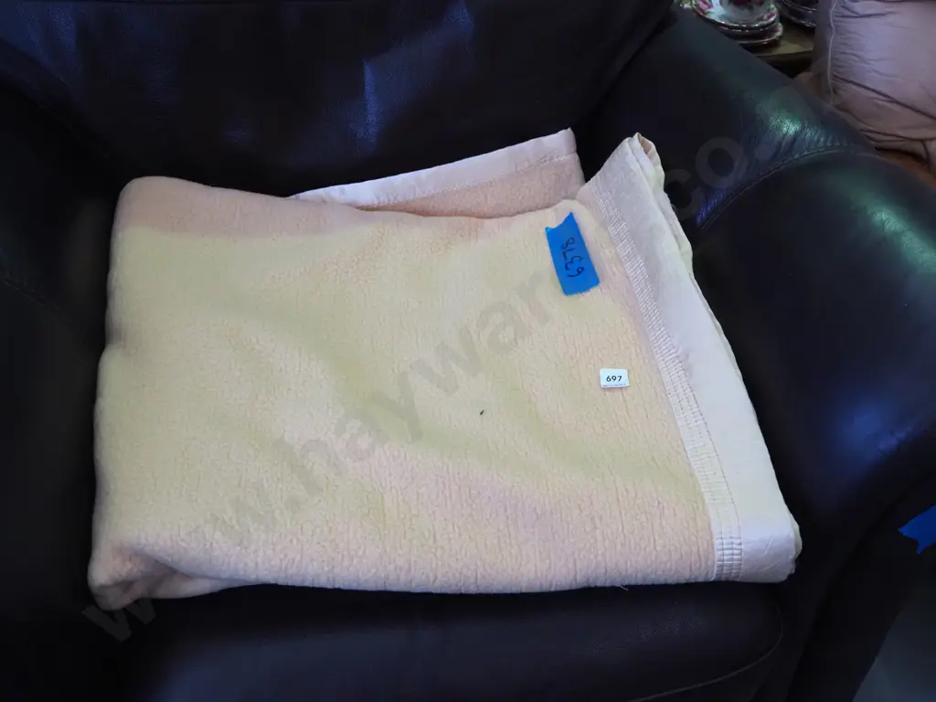 yellow woollen blanket Image 1++