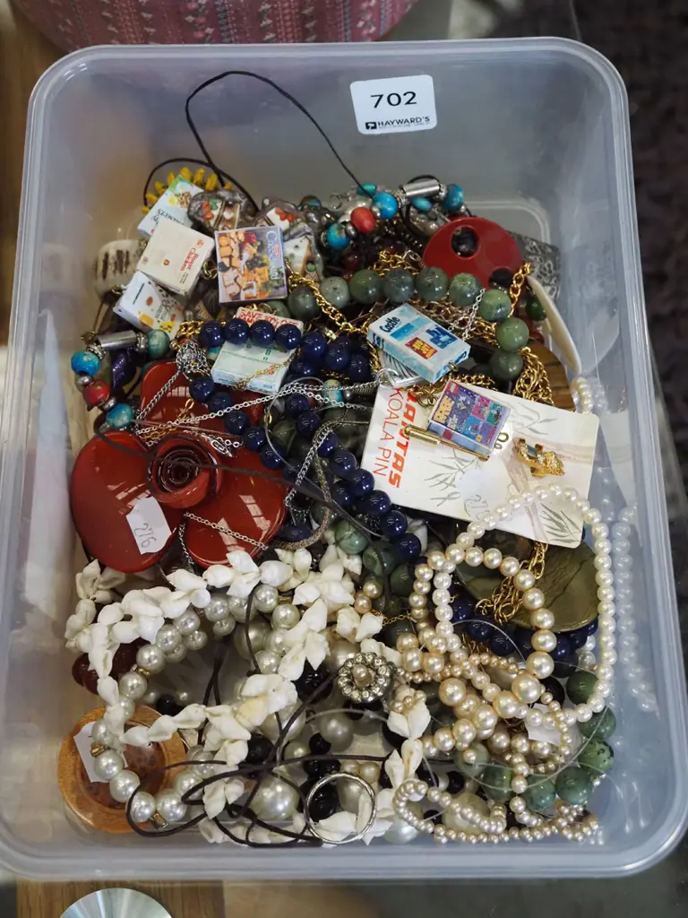 tray of costume jewellery Image 1++
