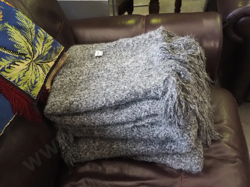 3x grey Nood  throws Image 1++