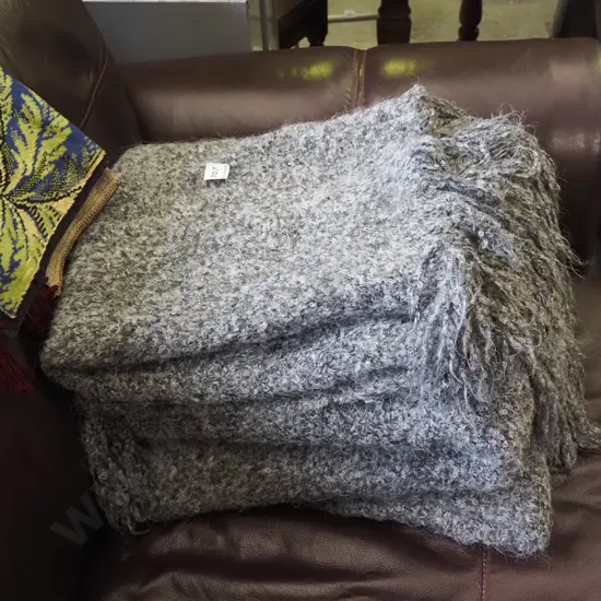 3x grey Nood  throws